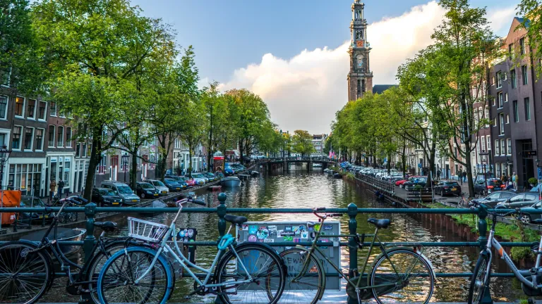 Amsterdamse gracht met fietsen, woonhuizen en de Westertoren