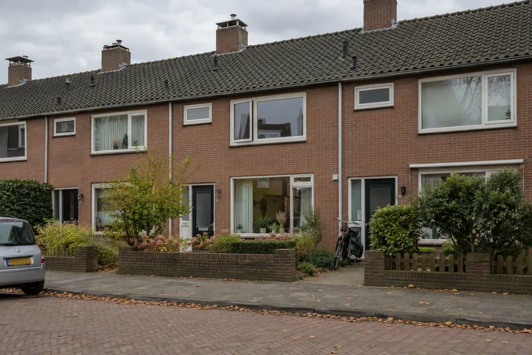 Bestaande Nederlandse rijwoningen met bakstenen gevels en kleine voortuinen