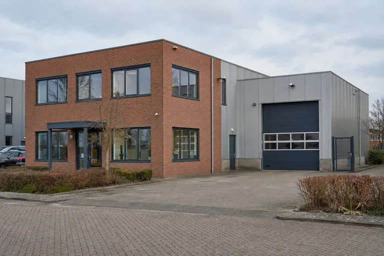 Nederlands bedrijfspand met een bakstenen kantoor en een aangrenzende bedrijfshal